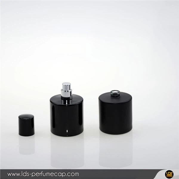 50 मिलीलीटर साफ़ इत्र की बोतल