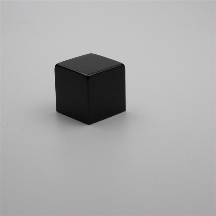 स्क्वायर ब्लैक एल्युमिनियम परफ्यूम कैप